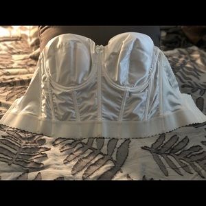 Low back strapless bra